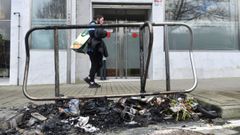 Contenedores quemados y basura sin recoger en A Coru�a