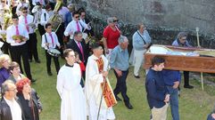 El p�rroco de Xende, David Dosantos, presidiendo una procesi�n en el 2019