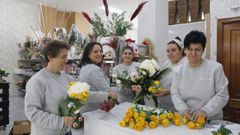 Filipa, de segunda por la izquierda, con parte de su equipo en la florister�a