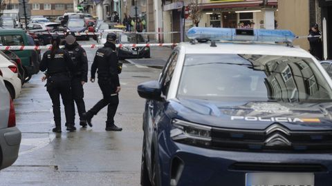 Intervenci�n de la Polic�a Nacional en una vivienda del Agra do Orz�n por el atrincheramiento de un hombre armado.