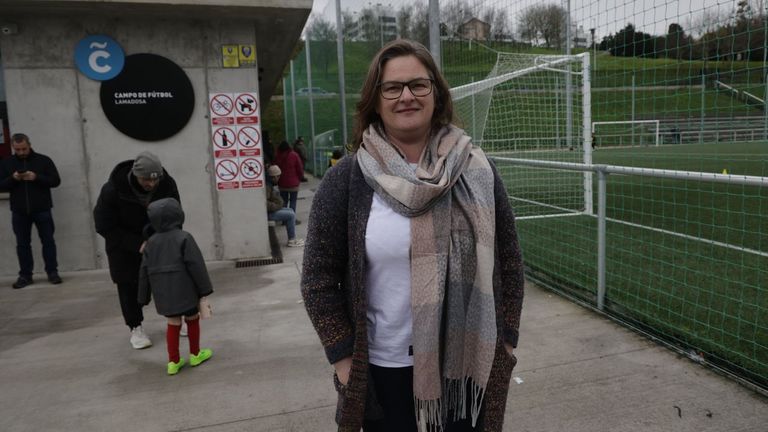 Mar�a L�pez, junto a los vestuarios de los �rbitros en Eir�s, donde se cambia su hija tras entrenarse