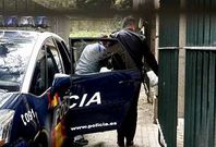 Un detenido por malos tratos a su pareja accede al pazo de Xustiza custodiado por un agente de polic�a