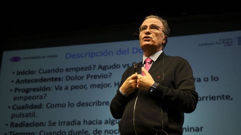 Francisco Blanco, nunha conferencia en Cee