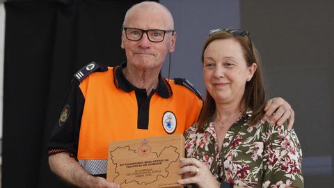 Adolfo Otero, de la agrupación de O Carballiño, recibió un homenaje por ser el voluntario en activo más veterano