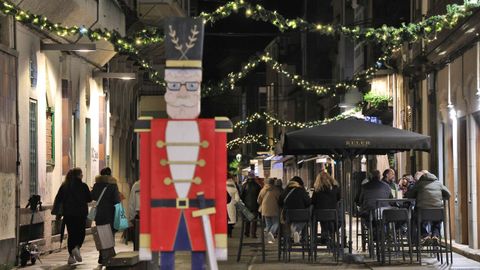 Ambiente festivo en las calles de Vilagarc�a durante la noche del martes