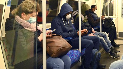 Viajeros, esta mañana, en el Metro de Londres, en la estación de Jubilee Line