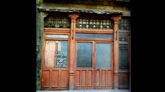 Puerta del peculiar cabaret El Suizo, que en sus �ltimos d�as estuvo en la plaza de Riego y que cerr� en el a�o 1976 para dejar paso a una pizzer�a