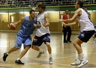 Navajas, con el bal�n en el duelo que lucenses y ourensanos disputaron en Sarria en pretemporada.