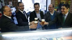 El presidente del PP extreme�o, Jos� Antonio Monago; el vicesecretario del PP Javier Maroto; los presidentes del PP andaluz y murciano, Juan Manuel Moreno y Pedro Antonio S�nchez; y Jos� Ignacio Ech�niz, secretario de asuntos sociales, brindan tras presentar la ponencia social. 