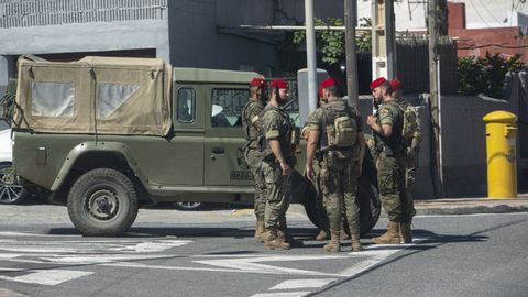 Un grupo de militares Regulares en Ceuta.