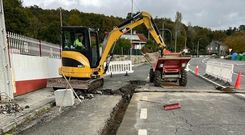 Obras en la OU-536 a su paso por Esgos.