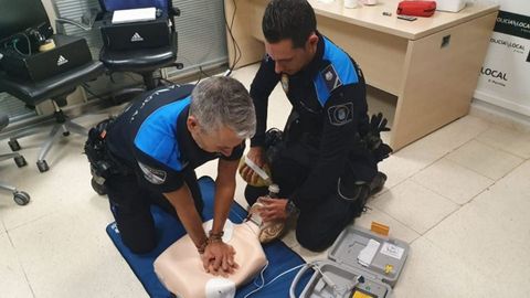 Imagen de archivo de agentes de la policía local de O Porriño haciendo un curso de primeros auxilios