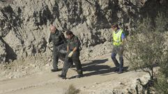 Un grupo de agentes recogen un objeto aeroespacial en Calasparra el pasado lunes, 9 de noviembre.