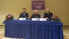 El presidente de la Asociaci�n Espa�ola de Pediatr�a (AEP), Seraf�n M�laga, junto a el coordinador del Comit� Asesor de Vacunas de la AEP, David Moreno, y el secretario del Comit�, Francisco �lvarez..El presidente de la Asociaci�n Espa�ola de Pediatr�a (AEP), Seraf�n M�laga, junto a el coordinador del Comit� Asesor de Vacunas de la AEP, David Moreno, y el secretario del Comit�, Francisco �lvarez.