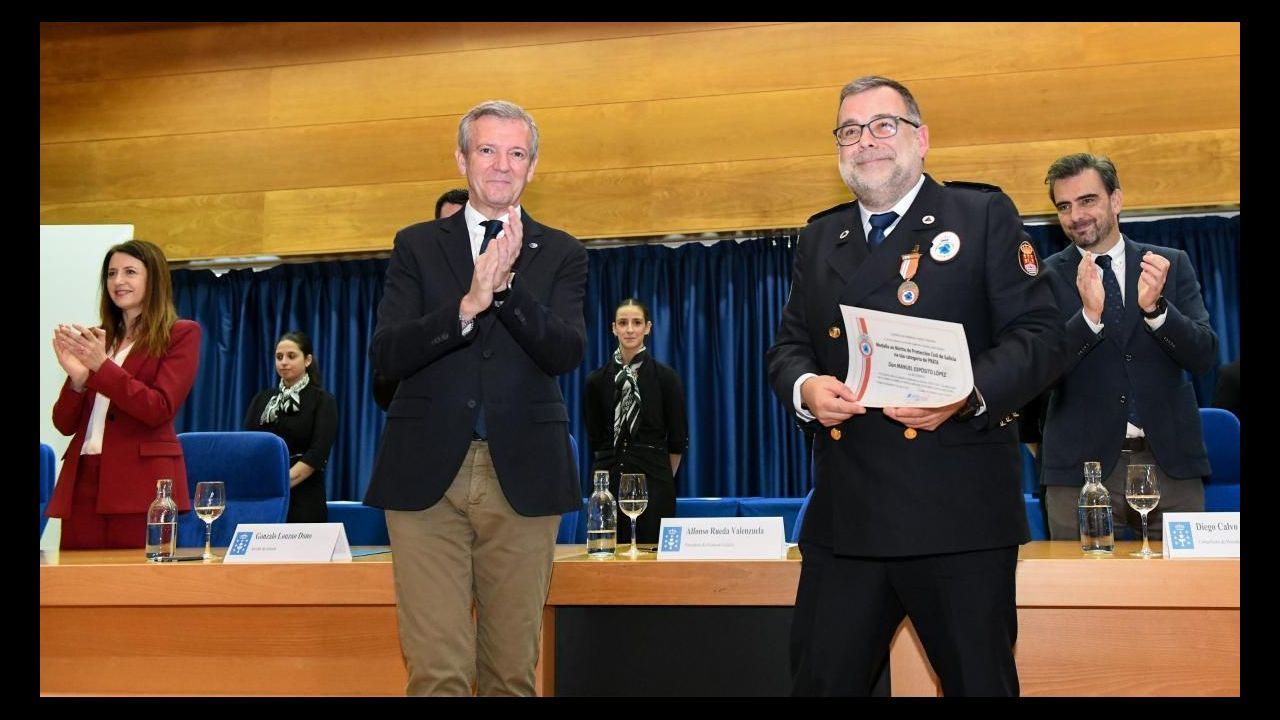 Manuel Expósito, de Viveiro, recibió la medalla del plata al mérito de Protección Civil de Galicia
