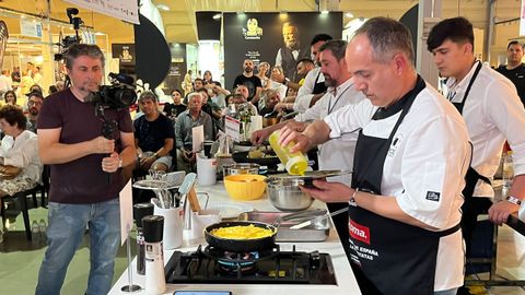 Alberto Garca, preparando la tortilla ganadora