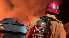 Los servicios de emergencia se encontraron con un barco completamente en llamas al que ni siquiera pod�an acceder