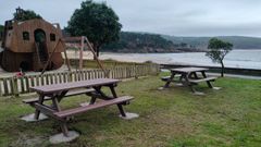 Nuevas mesas instaladas por el Concello en el parque de Sardi�eiro