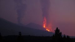 Imagen de dos de las bocas del volc�n de Cumbre Vieja, en La Palma