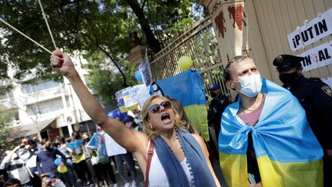 Personas participan en una protesta despus de que Rusia lanzara una operacin militar masiva contra Ucrania, frente a la embajada de Rusia en Ciudad de Mxico, Mxico.