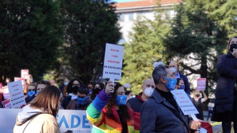 Hosteleros se concentran en Oviedo para reclamar medidas compensatorias por el cierre del sector
