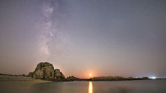 La V�a L�ctea sobre Con Negro, en O Grove, uno de los mejores puntos para disfrutar del eclipse de agosto en Arousa.