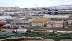 En primer trmino, vista de parte de la zona ferroviaria de San Diego y de las naves industriales instaladas