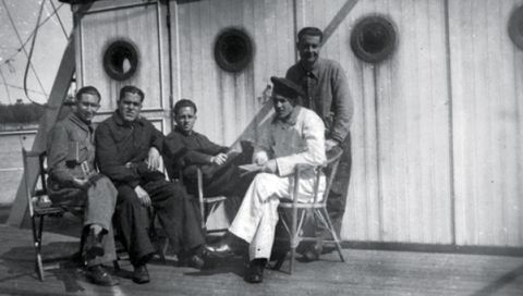 Parte de la tripulacin del submarino C-5 descansa en un barco-casa atracado en la ra de Bilbao, en 1936. El C-5 luchara en el bando republicano y se hundi frente a la costa asturiana en 1936