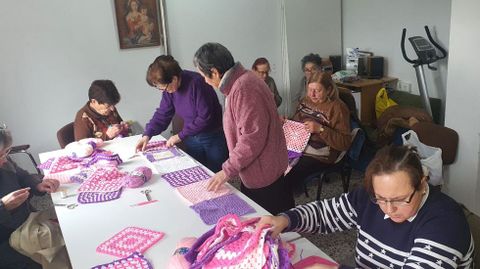 Un grupo de 25 mujeres ganchill las piezas que cubrirn el cruceiro junto al santuario de Os Remedios.