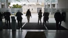 Un grupo de personas accede a las instalaciones de San Caetano.