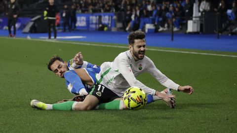 El deportivista Quagliata y el racinguista Andr�s en una disputa por el bal�n.