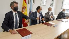 El conselleiro, en el medio de la imagen, entre el alcalde y el presidente del Puerto de Vilagarc�a, acudi� a la ciudad para firmar un protocolo sobre el nuevo centro de salud
