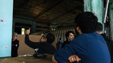 Montaje del espacio escnico en el que se estrenar Why?, en el taller de la fbrica de armas de La Vega