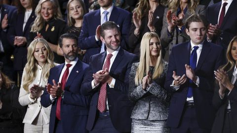 Donald Trump jr -segundo por la izquierda- e Ivanka Trump -segunda por la derecha- son dos de los hijos del presidente de EE.UU. que la BBC pide que declaren en el proceso