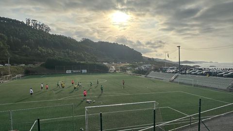 Pendientes del eclipse en el entorno de la playa de A Marosa y del campo de f�tbol, en Burela
