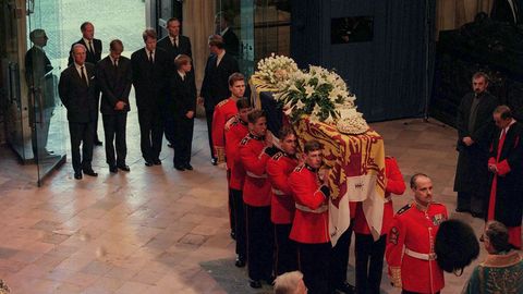 El fretro con los restos de Diana de Gales a su llegada a la abada de Westminster.