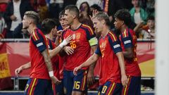 Varios jugadores celebran el segundo gol de la selecci�n ante Chequia.