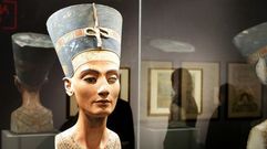 El busto de la reina egipcia Nefertiti expuesta en la sala de exhibiciones del museo Kulturforum de Berl�n