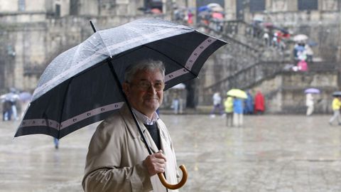 Ramón Yzquierdo Perrín, retratado ante su querida catedral, en una imagen tomada en el año 2010.
