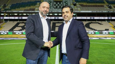 Gerard L�pez, a la izquierda junto al expresidente del Boavista V�tor Murta, en el Est�dio do Bessa XXI