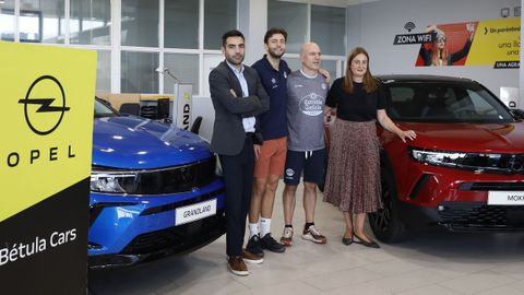 La presentacin de Sergio Llorente, segundo por la izquierda, se realiz en las instalaciones del concesionario Btula Cars.