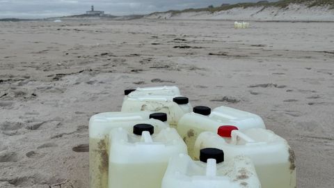Los bidones fueron localizados por un particular en la playa de Ancoradoiro.