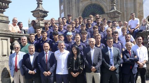 Foto de familia del Pontevedra en la escalinata de la Peregrina