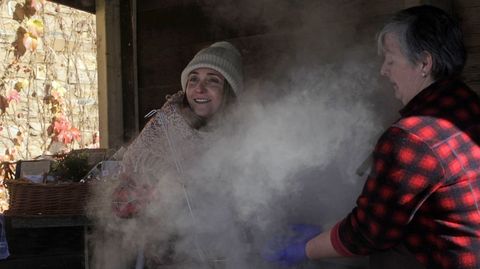 Luca Freitas entre el vapor de la olla en la que se cocan 70 kilos de castaas