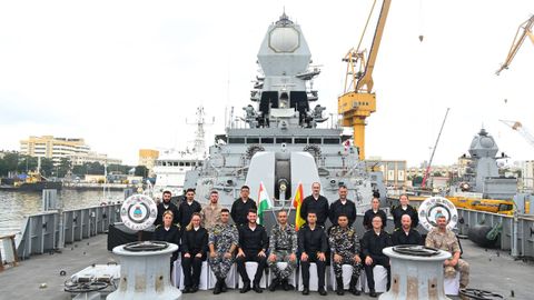 En la fotografa, en el puerto de Bombay, miembros de la dotacin de la Mndez Nez en el destructor indio INS Kochi. 