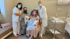 Olivia Pousa, el tercer beb� m�s tempranero del 2023, con sus padres, y el personal del Hospital �lvaro Cunqueiro de Vigo, donde naci�