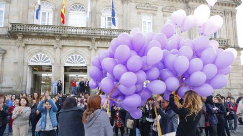 Concentraci�n en la escalinata de la Deputaci�n de Pontevedra, donde se ley� un manifiesto por una funcionaria
DIA DA MULLER