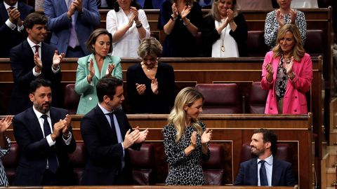 Pablo Casado es aplaudido por su grupo parlamentario tras su intervención