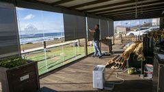 El propietario del chiringuito de As Furnas, en Porto do Son, ultimando los preparativos para reabrir en Semana Santa.