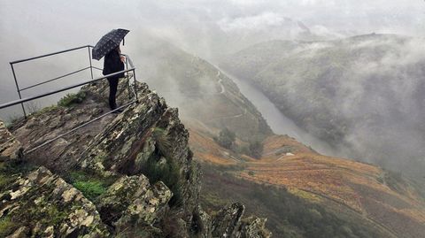 Una turista en el mirador de Pena do Castelo (Sober), en el ca&ntilde;&oacute;n del Sil